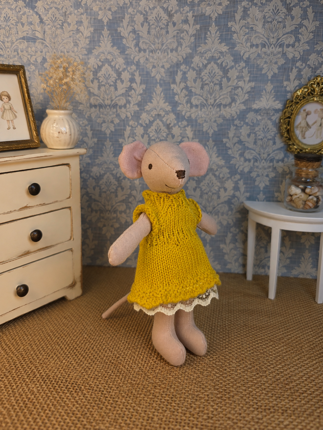 Souris en robe jaune crochet