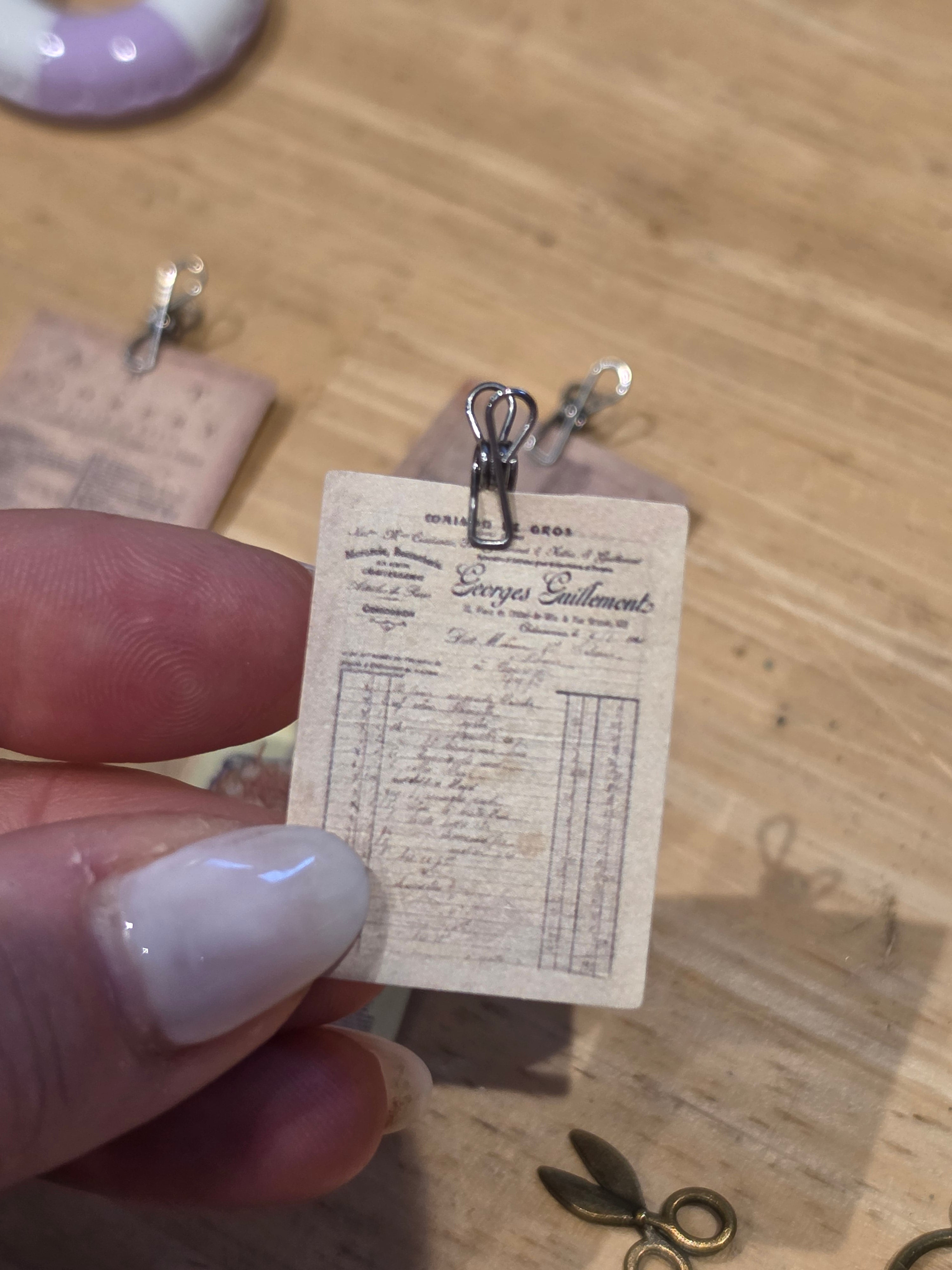 Mini facture vintage avec pince – Miniature maison de poupée 1/12