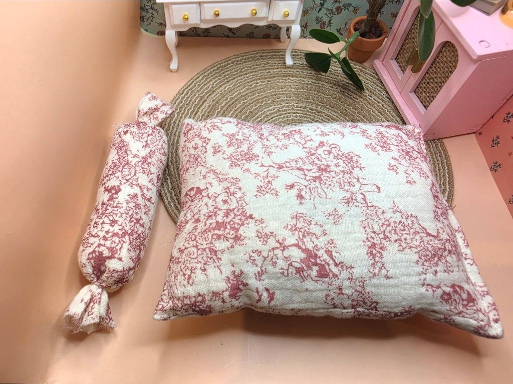 Couette miniature rouge & traversin assorti – Échelle 1/12