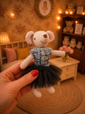 Souris en robe tulle noir