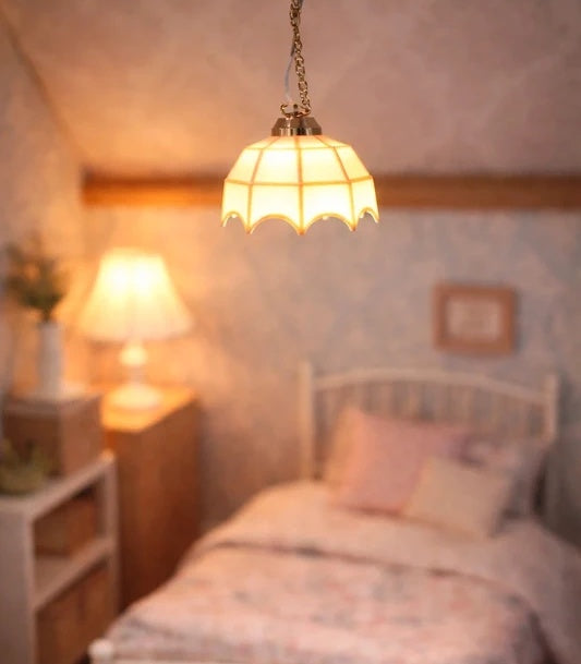 Suspension miniature blanche allumée au plafond