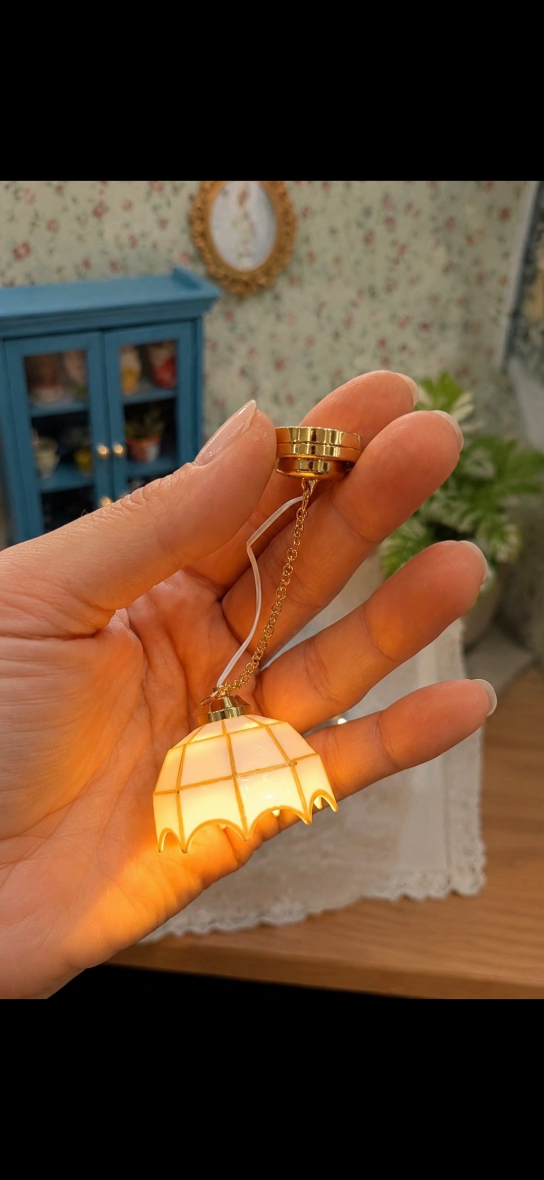 Suspension miniature blanche lumineuse à abat-jour quadrillé, échelle 1/12