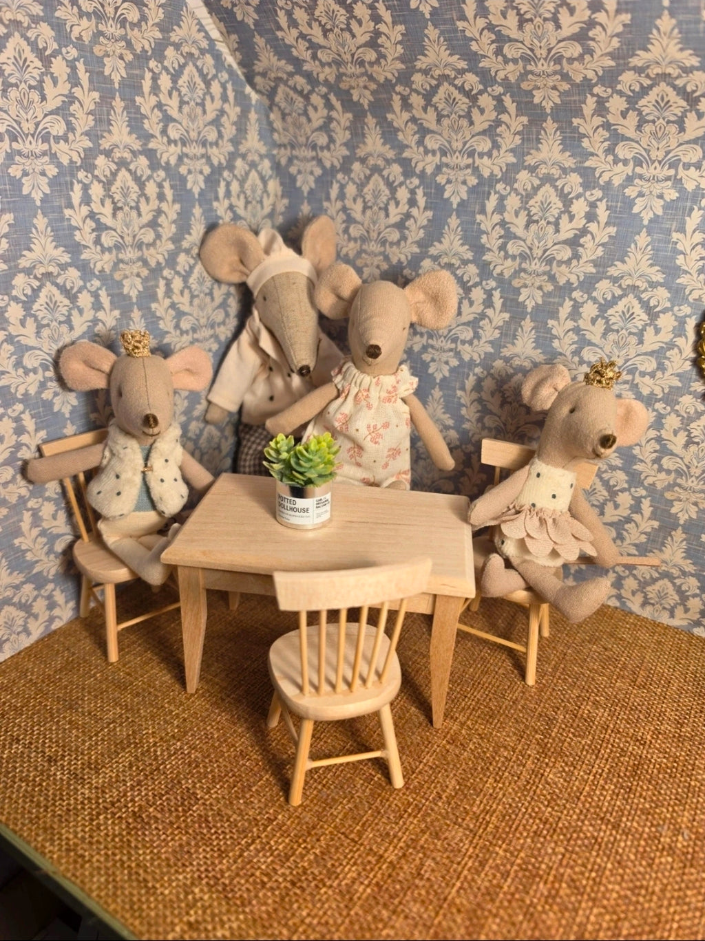 Table miniature en bois naturel vue de dessus