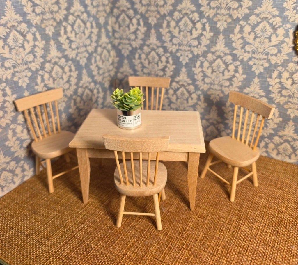 Ensemble table et chaises miniatures en bois naturel vu de côté