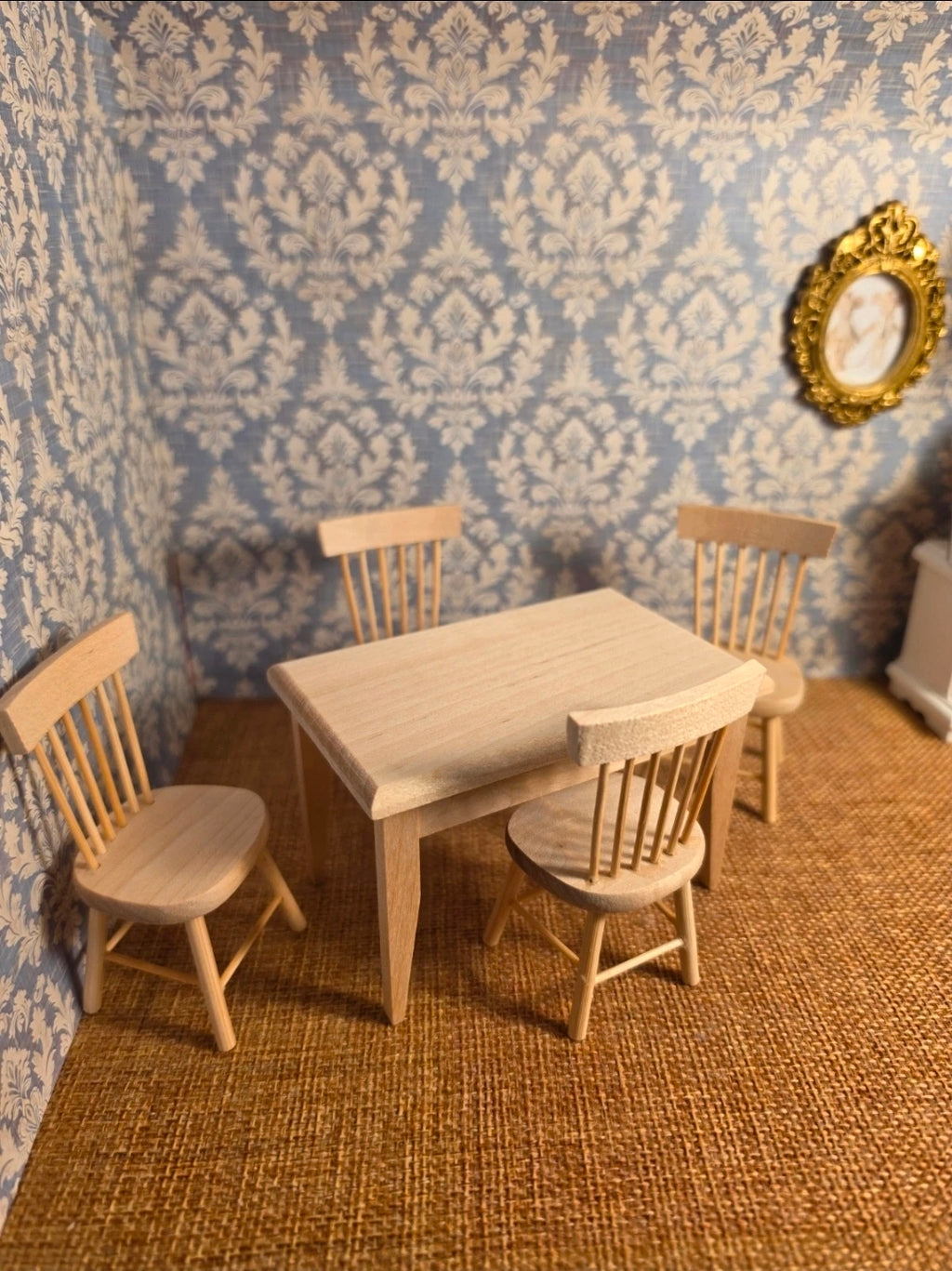 Ensemble table et chaises miniatures dressé dans une maison de souris