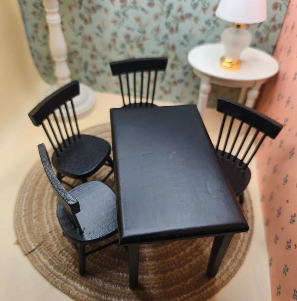 Les 4 chaises miniatures en bois noir de l'ensemble