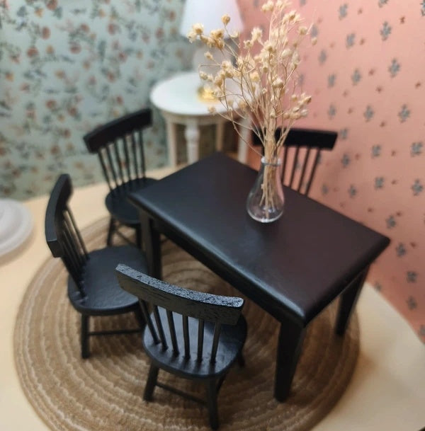 Table miniature en bois noir vue de dessus