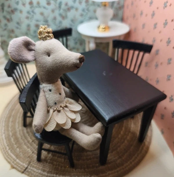 Ensemble table et chaises miniatures en bois noir en situation