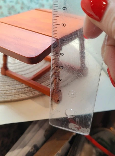 Abattants relevés de la table miniature en bois