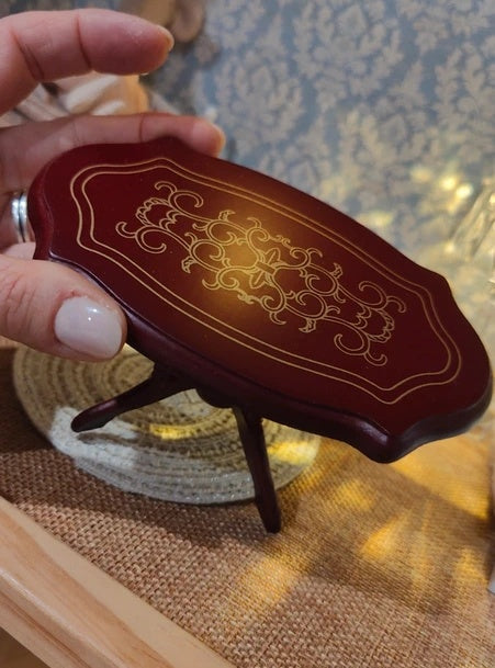 Plateau patiné de la table miniature en bois vintage