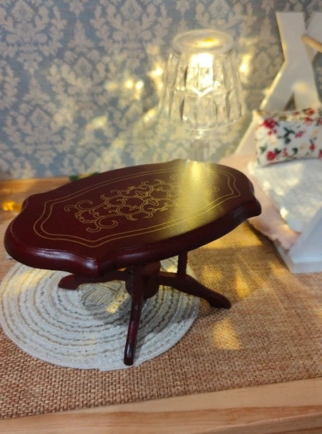 Table miniature en bois vintage vue de dessus