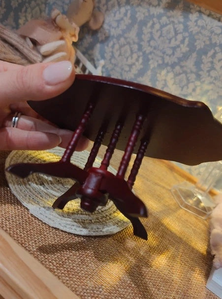 Table miniature en bois vintage peinte en situation