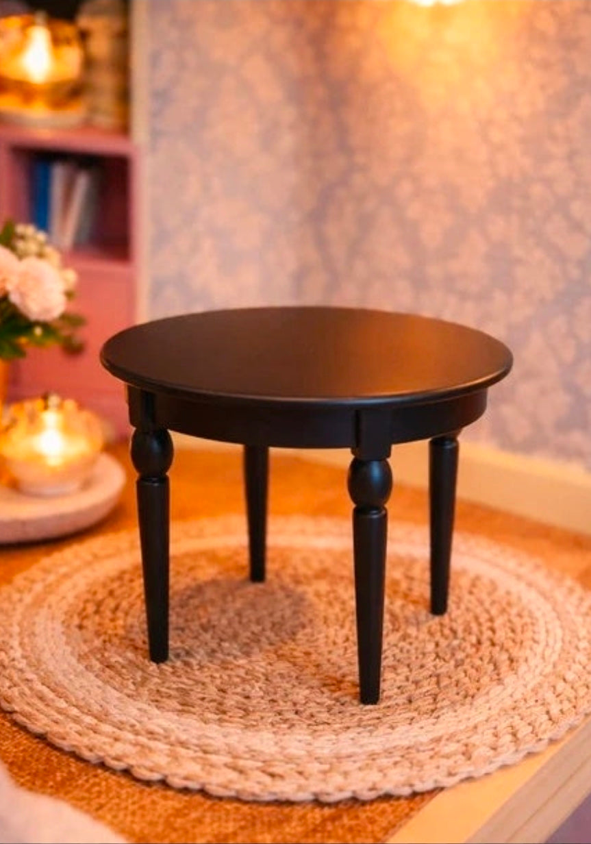 Ensemble table ovale et chaise miniatures en métal noir en situation