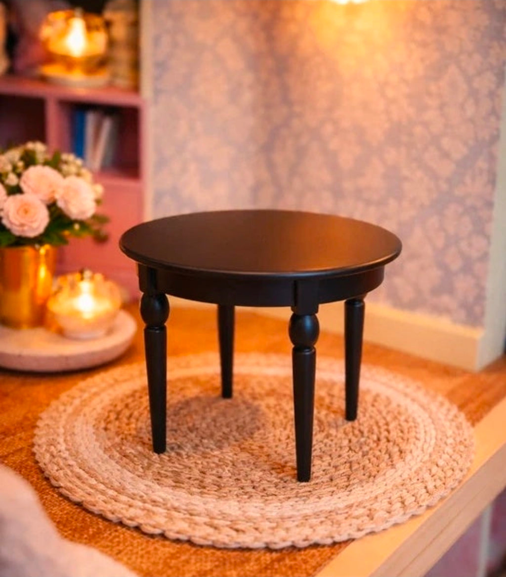 Ensemble table et chaise miniatures en métal noir vu d'ensemble