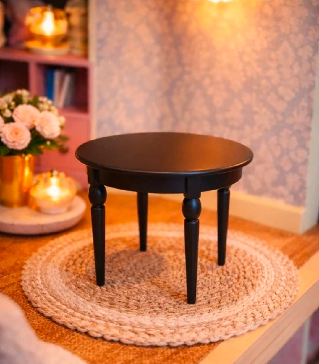 Ensemble table et chaise miniatures en métal noir vu d'ensemble