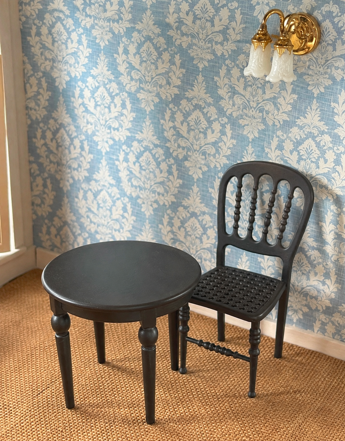 Table ovale et chaise miniatures en métal noir, échelle 1/12
