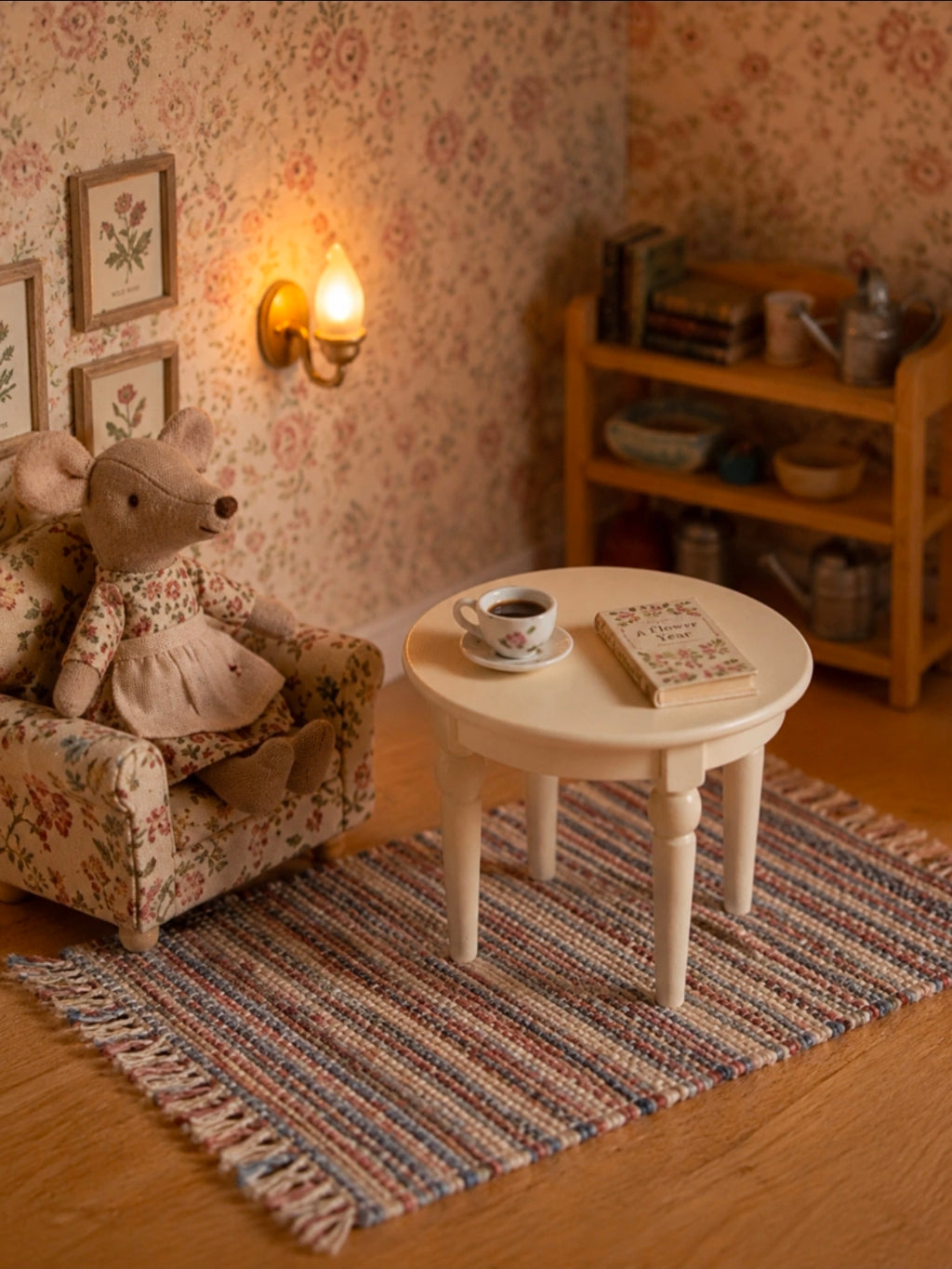Table ronde miniature en métal blanc dressée