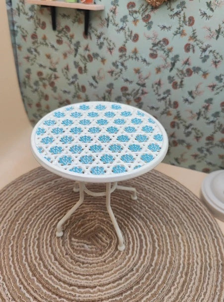 Ensemble table ronde et chaise miniatures en situation