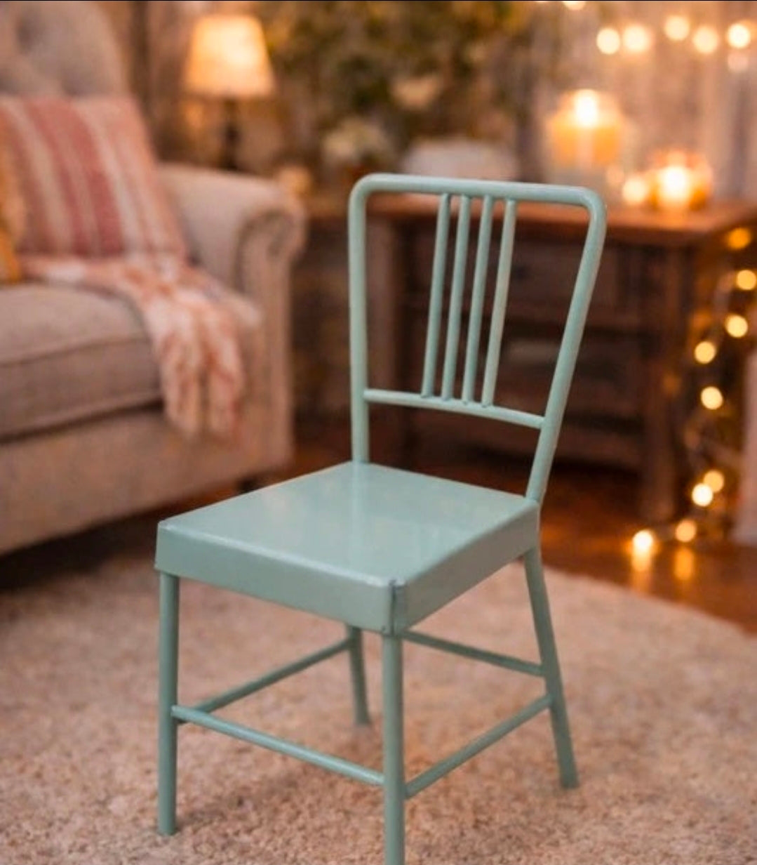 Ensemble table ronde et chaise miniatures vu d'ensemble