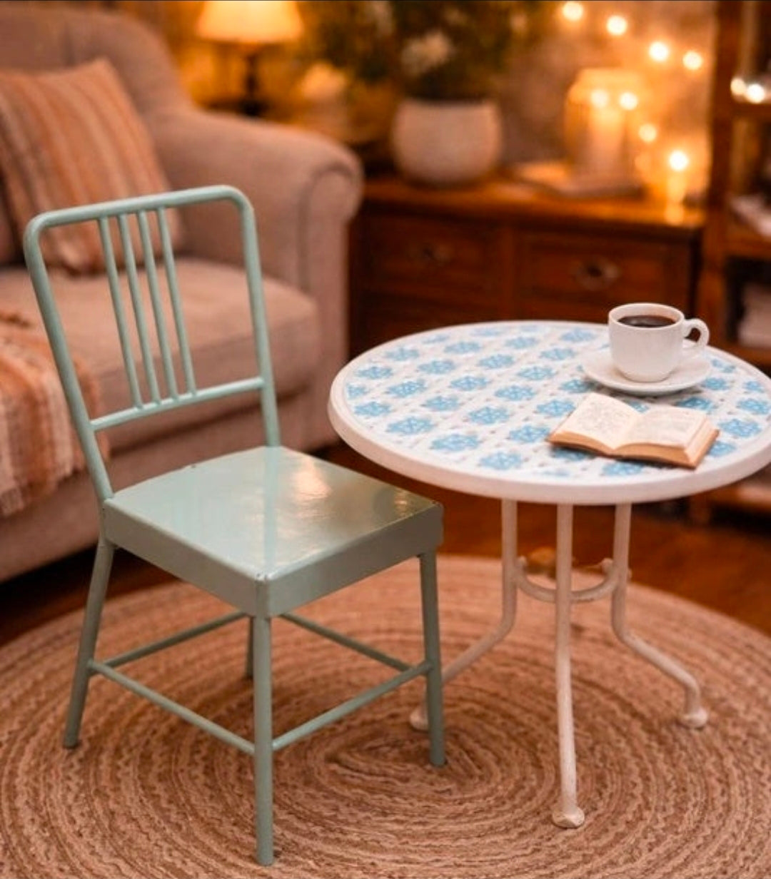 Table ronde miniature en métal bleue et blanche avec chaise vert d'eau, échelle 1/12