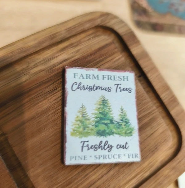 Détail du motif de sapins du tableau miniature en bois