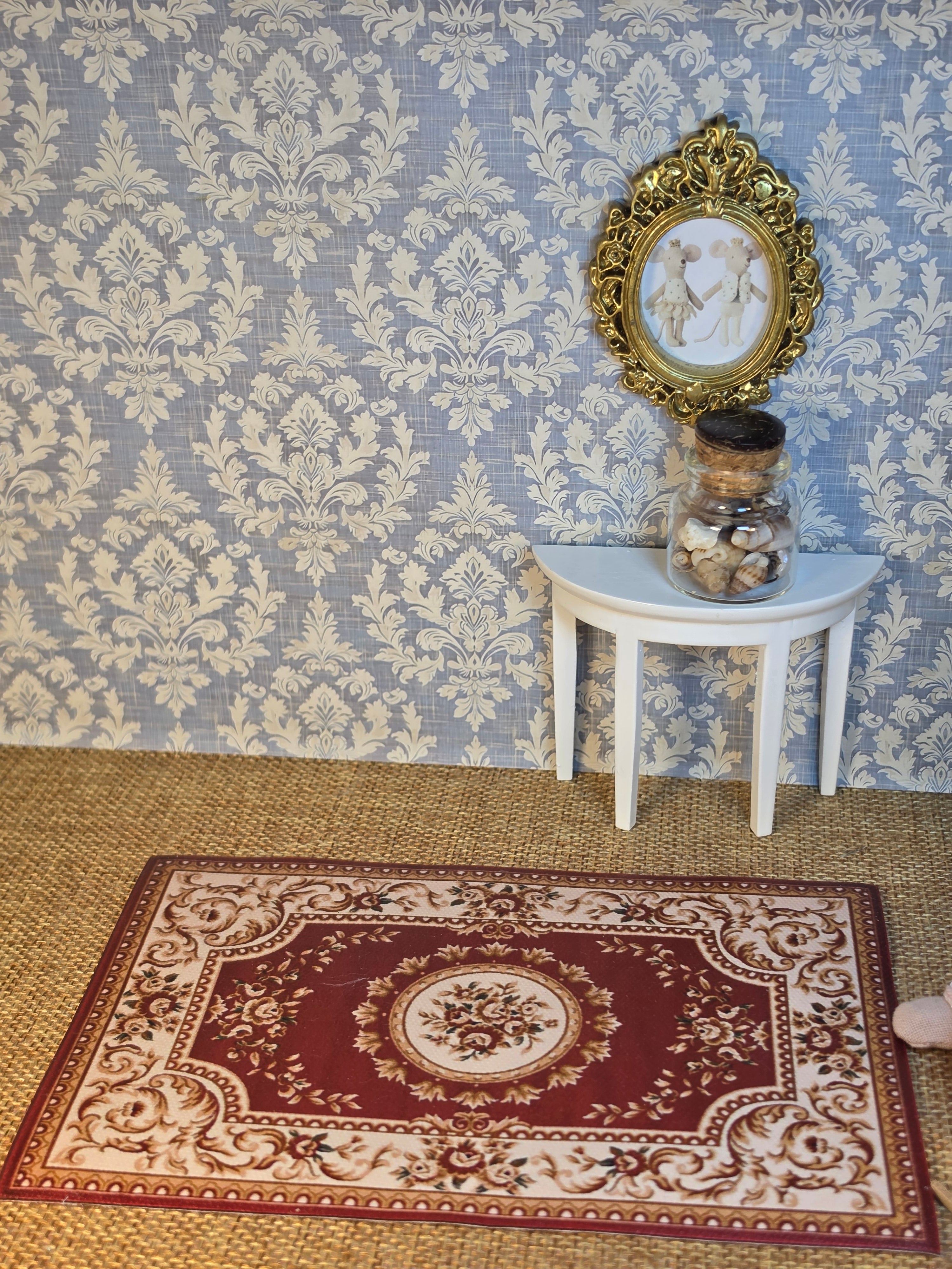 Tapis miniature bordeaux en situation dans un salon de maison de poupée