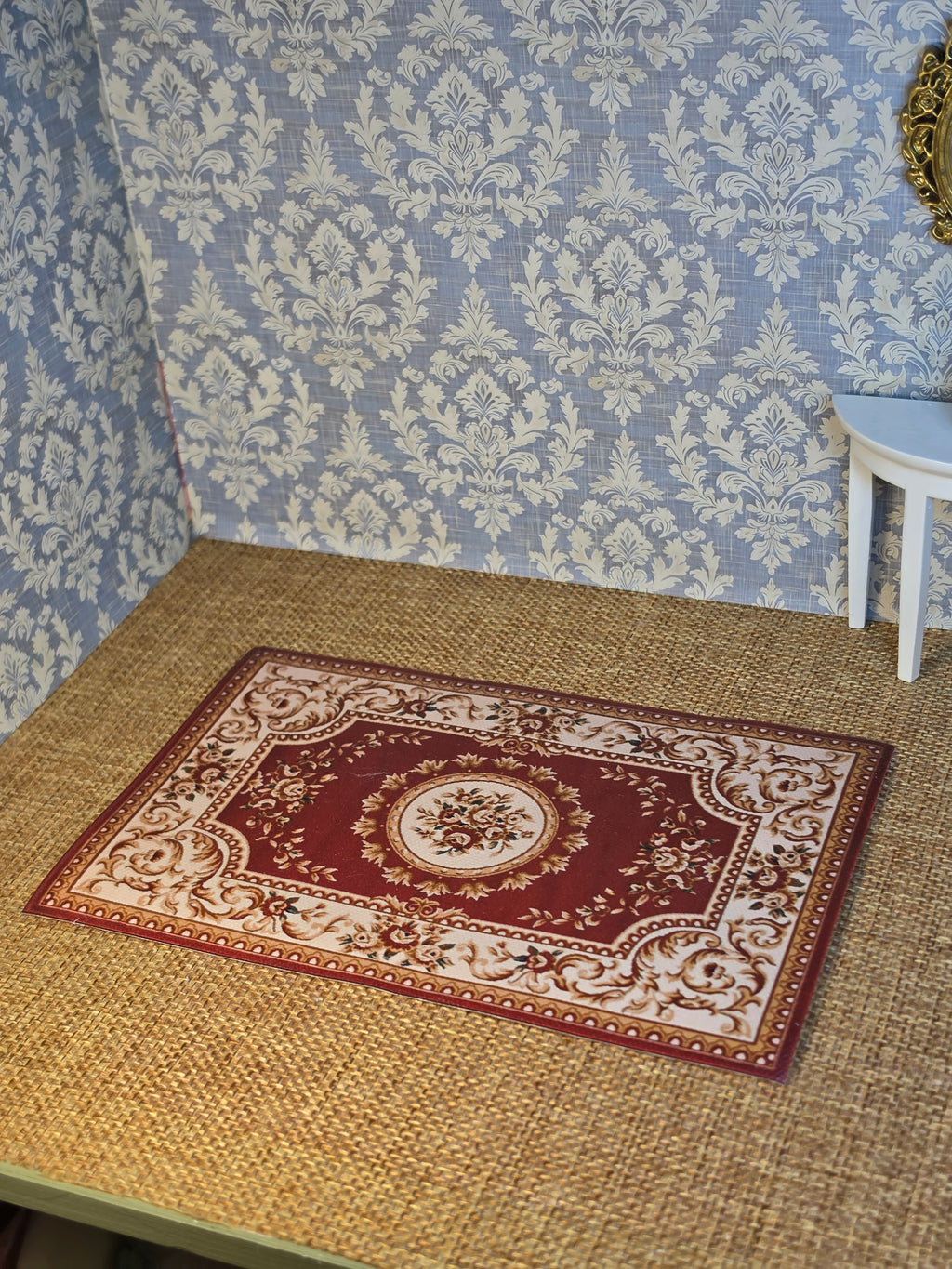 Bords finis du tapis miniature bordeaux