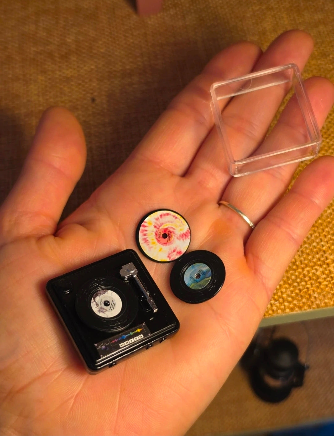 Tourne-disque miniature en situation dans un salon rétro