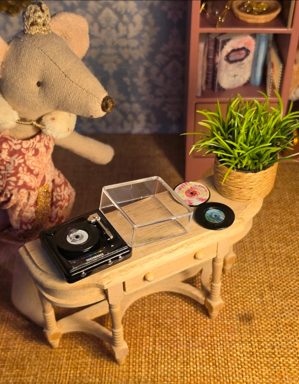Tourne-disque miniature et ses vinyles vus de dessus