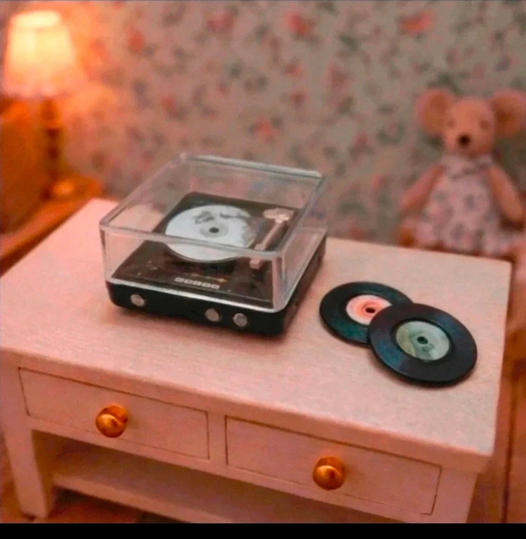 Tourne-disque miniature avec ses vinyles, échelle 1/12