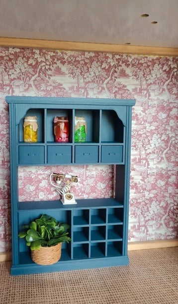 Vaisselier miniature bleu en situation dans une cuisine